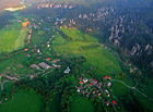 Letecký pohled na obec Adršpach a Adršpašské skály.