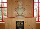 Hrádek Aichelburg - busta hraběte Bertholda Aichelburga.