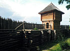 Archeopark Netolice - ochranná palisáda a strážní věž.