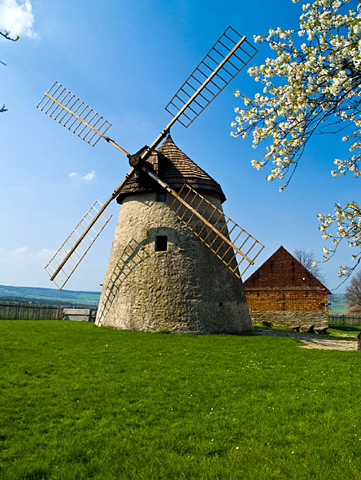Větrný mlýn nad obcí Kuželov | Bílé Karpaty