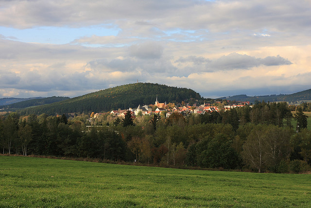 Pohled z louky na obec Křemže, Blanský les