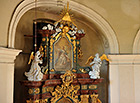 Hlavní oltář. Na hlavním oltáři je obraz od Felixe Antonína Schefflera, znázorňující zjevení sv. archanděla Michaela na hoře Gargano.

