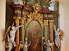 Interiér kostela. V interiéru je umístěn údajně nejstarší zvon na Broumovsku – pochází z r. 1600. Na hlavním oltáři je obraz od Felixe Antonína Schefflera, znázorňující zjevení sv. archanděla Michaela na hoře Gargano.

