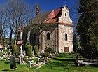 Letecký pohled. Ruprechtický kostel stojí uprostřed hřbitova se hřbitovní bránou – renesanční dvoupatrovou zvonicí z 2. pol. 16. stol.

