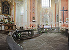 Stropní freska. Exteriér vižňovského kostela je jedním z nejčistších a nejkrásnějších příkladů tzv. dynamického baroka, což ještě umocňuje hra světla a stínů na fasádách a střechách.


