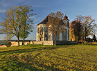 Podzim u kostela. Kostel sv. Prokopa v Bezděkově je společně s kostelem v Božanově jediným kostel broumovské skupiny, který má věžní hodiny; stejně tak se šonovským kostelem je jediným kostelem se dvěma věžemi.

