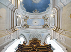 Interiér kostela. Kostel sv. Prokopa v Bezděkově je společně s kostelem v Božanově jediným kostel broumovské skupiny, který má věžní hodiny; stejně tak se šonovským kostelem je jediným kostelem se dvěma věžemi.

