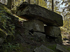 Toto neobvyklé skalisko někteří badatelé považují za megalitickou rituální stavbu, tzv. dolmen (kamenný stůl). Geologové si zase myslí, že jde o dokonalý výtvor přírody.

