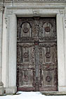 Dobové dveře kostela Nejsvětější Trojice ve vsi Klášter.