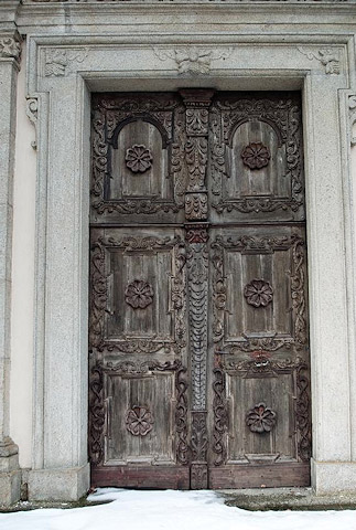 Dobové dveře kostela Nejsvětější Trojice ve vsi Klášter