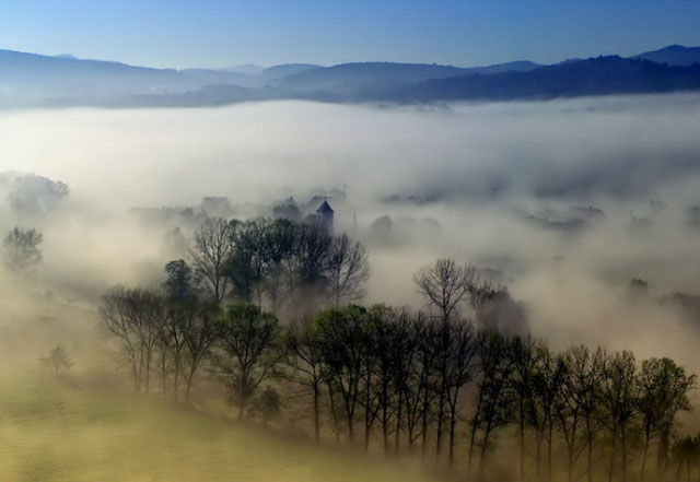 Mlhavé ráno v chráněné krajinné oblasti České středohoří