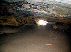 Největší pískovcová jeskyně Českého ráje. Poměrně úzký vchod vede do rozlehlé síně o rozměrech 16 × 18 m. Z ní odbočují další chodby, které se postupně zužují. Celková délka chodeb je 75 m.

