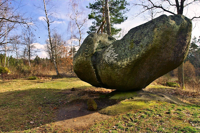 Husova kazatelna - 2 metrový kamenný viklan na vrchu Kačena