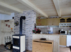 Obývací pokoj s kuchyní a krbem | chata v Klení.