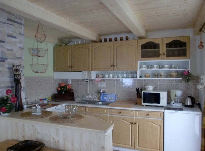 Obývací pokoj s kuchyní a krbem | chata v Klení