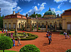 Buchlovický zámek je považován za jedno z nejvýznamnějších barokních šlechtických sídel v ČR – součástí zámeckého areálu je krásná barokní zahrada s anglickým parkem a zámecké zahradnictví s unikátní sbírkou fuchsií.


