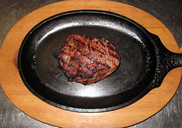 Lahodný steak ugrilovaný na otevřeném ohni