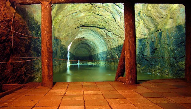 Tvrz Stachelberg - mohutný sál podzemních kasáren
