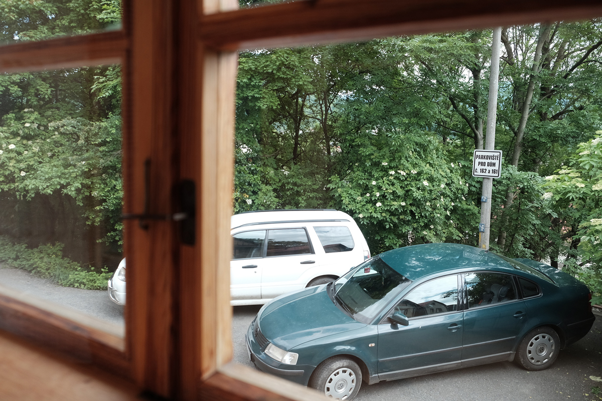 Dřevěnice Štramberk – parkování před chalupou