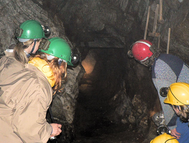 Historický důl Kovárna - pohled do důlní šachty