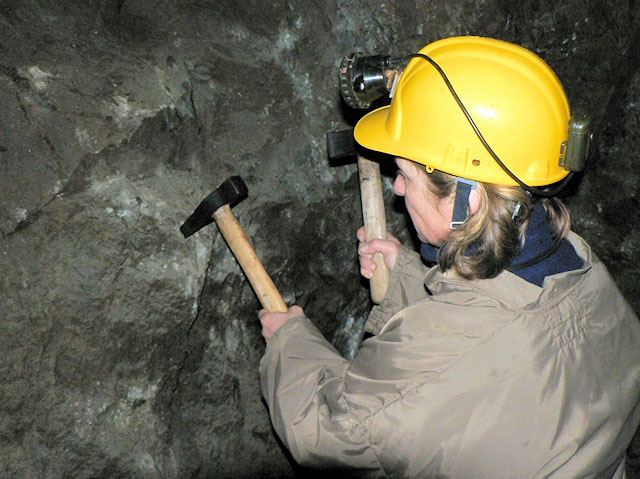 Historický důl Kovárna - zkouška středověkého kutání