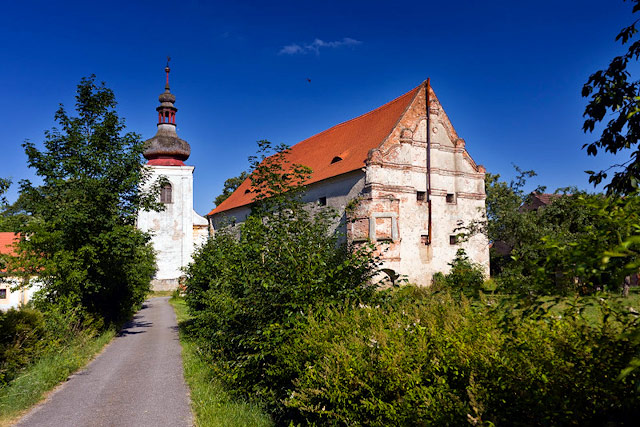 Kostel v obci Kadov