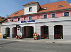 Hotel Bonsai se nachází v blízkosti hlavní silnice Brno-Vídeň nedaleko historického centra města Mikulov.

