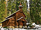 Dřevěná lesní kaple a poutní místo.

