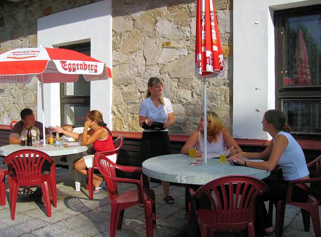 Hotel Jestřábí – letní terasa u restaurace | Lipno