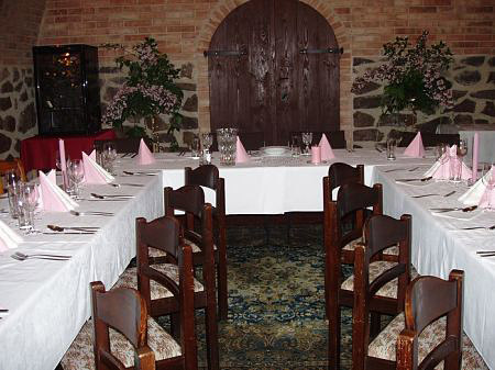 Svatební hostina ve sklepní vinárně hotelu Weiss