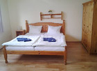 Dvoulůžkový pokoj s manželskou postelí. Zámeček je malý hotýlek v zapomenutých kopcích Javořích hor na Broumovsku. Skvělé místo pro ničím nerušenou dovolenou.

