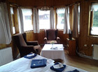 Dvoulůžkový pokoj s manželskou postelí. Zámeček je malý hotýlek v zapomenutých kopcích Javořích hor na Broumovsku. Skvělé místo pro ničím nerušenou dovolenou.

