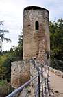Hrad Cimburk – západní válcová věž z koruny spojovací hradby.