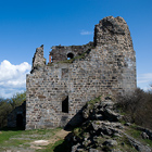 Pravděpodobně zřícenina nejstaršího známého kamenného hradu v ČR – poprvé je zmíněn už v r. 1121 v Kosmově kronice. V r. 1249 byl nucen v hradním vězení pobývat Přemysl – budoucí král Přemysl Otakar II.


