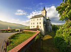 Podhradí. Hrad Rožmberk alias růžový hrad ze 13. stol. představuje nejstarší sídlo Rožmberků. Dolní hrad byl původně naprojektován jako zmenšenina krumlovského zámku. Údajně se tu zjevuje naše nejslavnější bílá paní, Perchta z Rožmberka.

