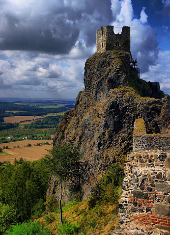Hrad Trosky – pohled z věže Baba na věž Panna | Český ráj