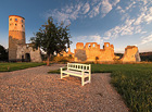 Poměrně rozlehlá zřícenina středověké hradu nad řekou Jizerou. V období romantismu byla oblíbeným cílem různých umělců, navštívil ji a nakreslil např. Karel Hynek Mácha. Hradní věž slouží jako rozhledna.

