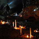 Průchozí třípatrová jeskyně, ve které v zimě (obvykle v 2. pol. února) vlivem skapu na zemi vznikají ledové krápníky (tzv. ledoví trpaslíci). Ve starší době kamenné jeskyni obývali pravěcí lovci. Také se zde těžilo netopýří guáno.

