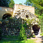 Jeskyně Peklo a Akvadukt v zámeckém parku Lednice.