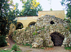 Jeskyně Nebe (kamenná brána) v zámeckém parku Lednice.