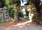 Jeskyně Nebe (kamenná brána) v zámeckém parku Lednice.