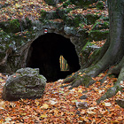 24 m dlouhý tunel, který provrtává mohutný vápencový skalní masiv stejnojmenné přírodní rezervace. Archeologické výzkumy tu odkryly pozůstatky mnoha druhů pravěkých zvířat, dokonce i stepního kura, což byl údajně první nález tohoto druhu na Moravě.

