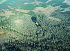 Na leteckém snímku jsou dobře vidět odumírající smrky kolem jezera vlivem kůrovcové kalamity.

