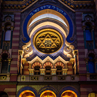 Nejmladší a největší synagoga v Praze. Je zajímavou směsí secese a maurského slohu. Byly tu odhaleny bohatě malované ornamenty ve stylu vídeňské secese, jaké údajně nemá žádná jiná synagoga na světě.

