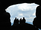 Z Kamenné brány je úchvatný pohled na Broumovskou kotlinu a hřeben Javořích hor na obzoru.

