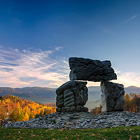 Sochařská kompozice symbolizuje přírodní děje, lidskou existenci a jejich vzájemné propojení. Land artové dílo od sochaře Jana Šimka najdete na Jižním svahu, odkud je skvělý výhled na Priessnitzovy lázně a kopce Hrubého Jeseníku.

