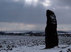 Nejvyšší český menhir – měří 3,5 m a váží 5 tun. Jeho původ je nejasný, ale odhaduje se, že byl vztyčen už v pravěku. V minulosti jej údajně obklopovaly další menší kameny a celá scenerie tak připomínala stádo ovcí s pasáčkem uprostřed – odtud název Kamenný či Zkamenělý pastýř.

