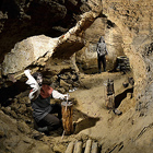 Nejrozsáhlejší známý jeskynní systém v Čechách – měří přes 2 km. Součástí prohlídky je i penězokazecká dílna (na fotce), která zde byla v provozu za Jiřího z Poděbrad.


