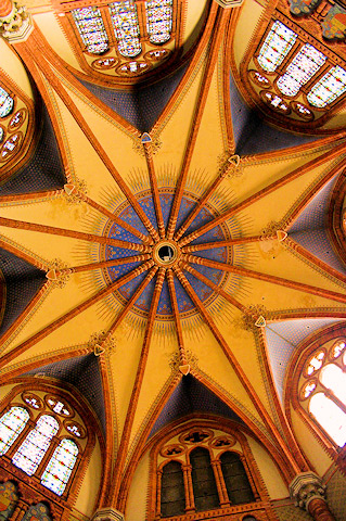 Bohatě zdobený strop farního kostela Břeclav - Poštorná