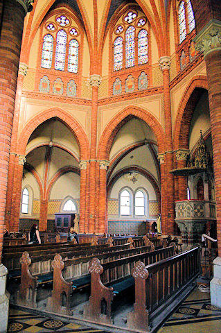 Farní kostel Poštorná - novogotický interiér